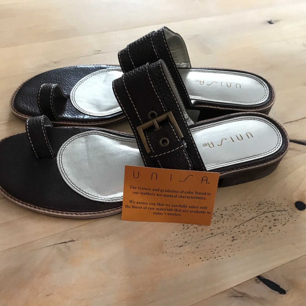 LEATHER SANDALS NEW WITH BOX VINTAGE ….TOE RING